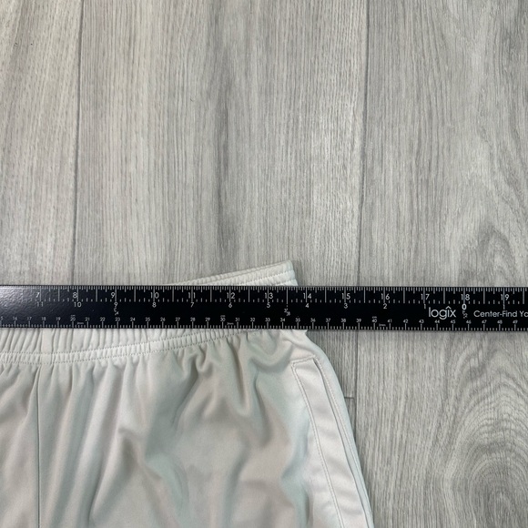 White Under Armour Heatgear Shorts - Picture 4 of 6